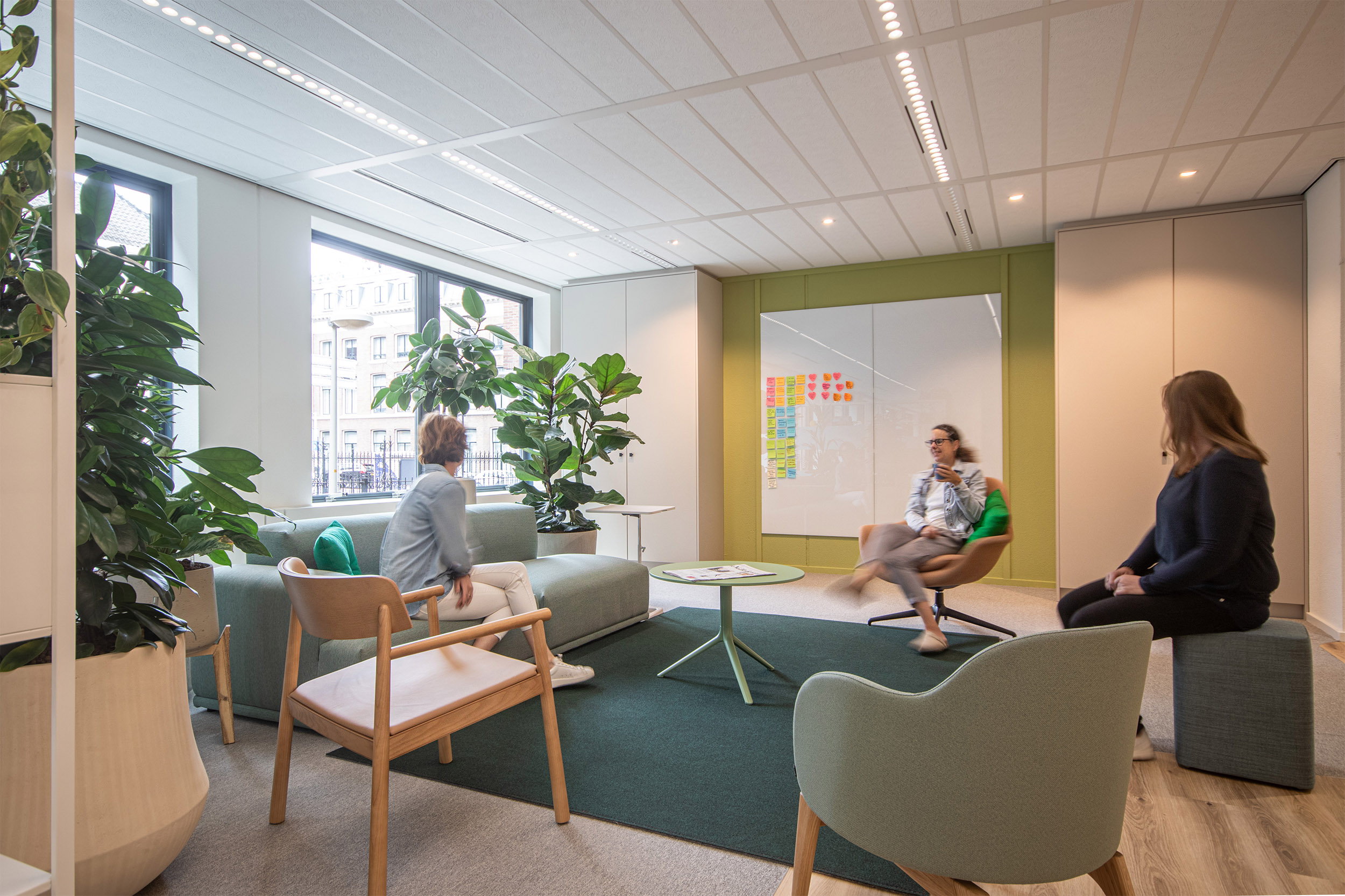 Lounge plek voor brainstorm in creatief kantoor